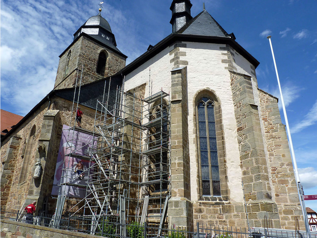 Einrüstung von St. Crescentius an der Südseite (Foto: Karl-Franz Thiede)